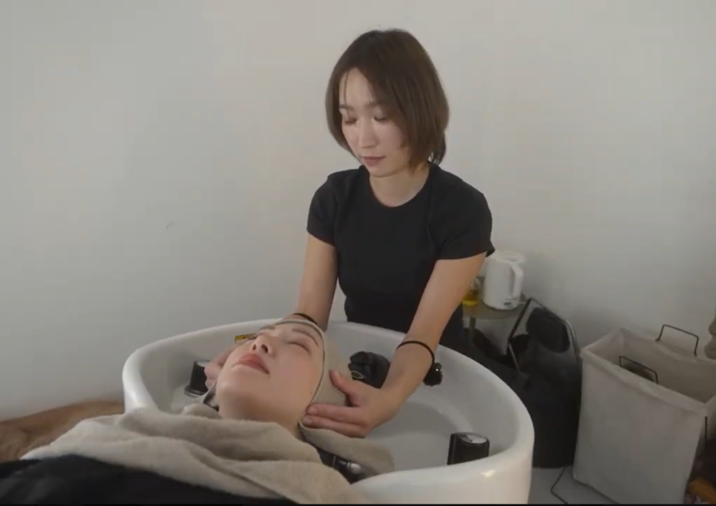 仕事のことが頭から離れない人の施術シーン