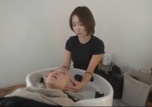 仕事のことが頭から離れない人の施術シーン