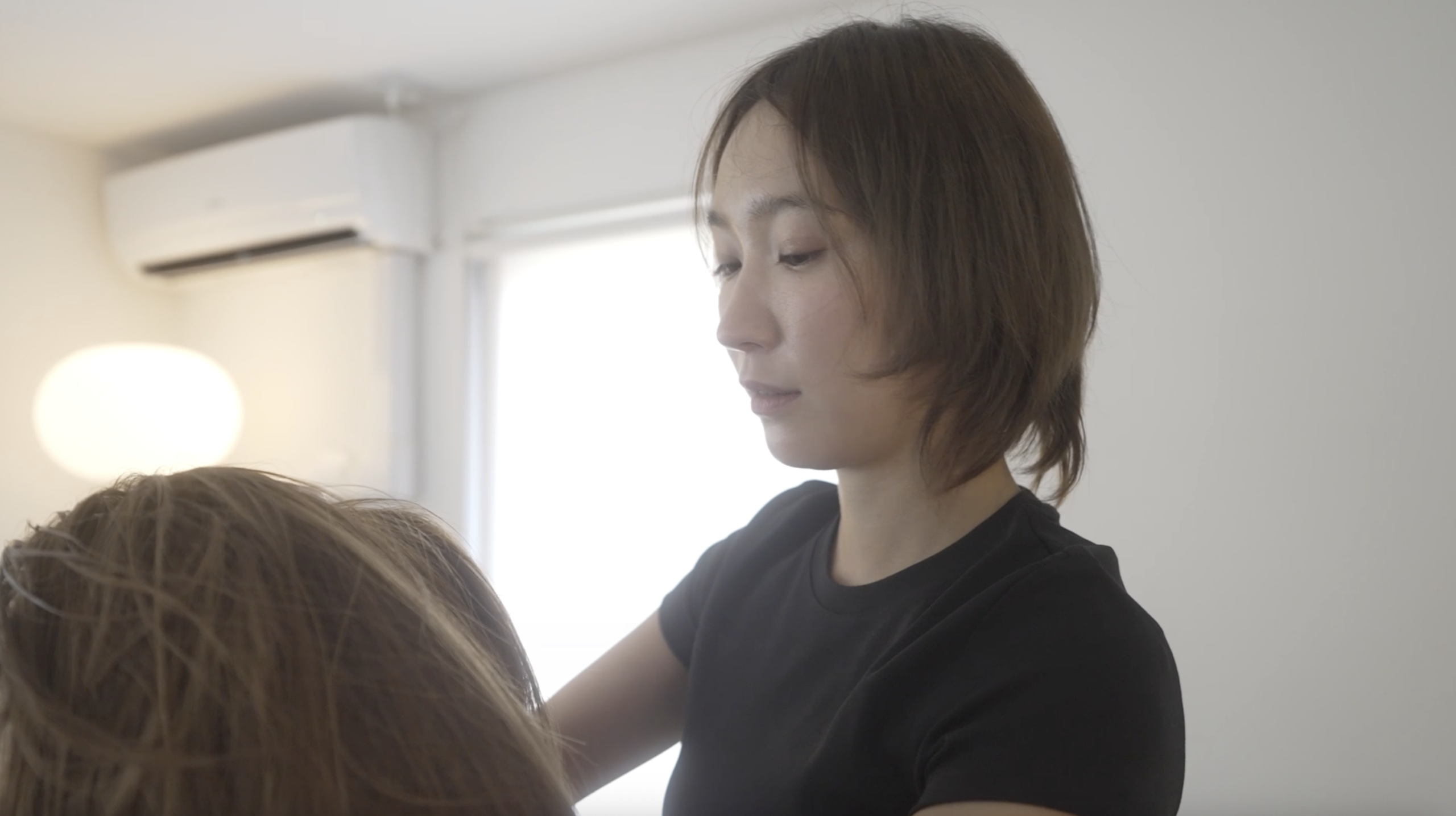 仕事を頑張って休まらない女性の姿