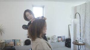 Anchorヘッドスパの髪を乾かすシーン
